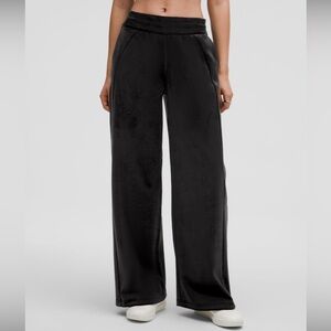 Lululemon Scuba mid rise wide leg pants Velvet black
